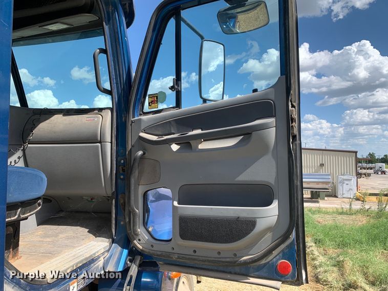 image for item EJ2931 2006 Freightliner  Columbia  semi truck