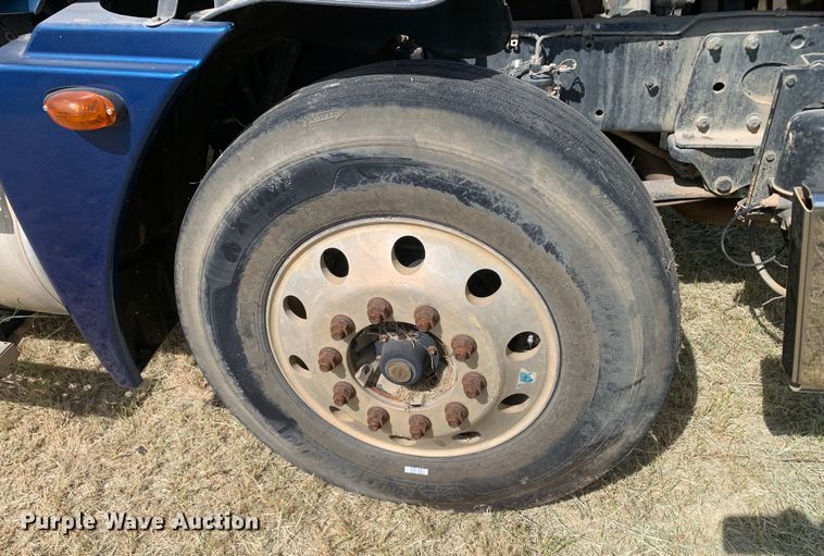 image for item EJ2931 2006 Freightliner  Columbia  semi truck