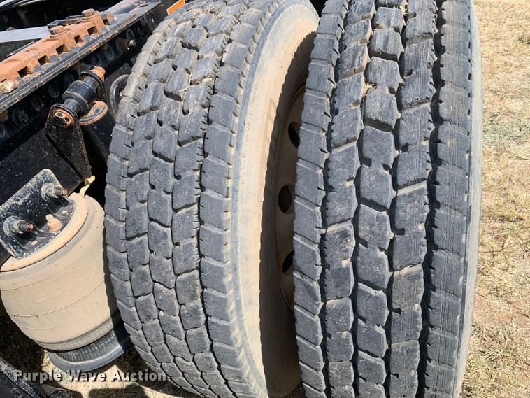 image for item EJ2931 2006 Freightliner  Columbia  semi truck