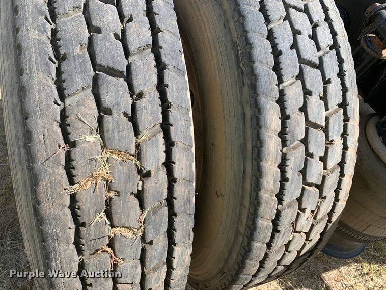 image for item EJ2931 2006 Freightliner  Columbia  semi truck