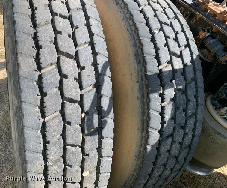 image for item EJ2931 2006 Freightliner  Columbia  semi truck