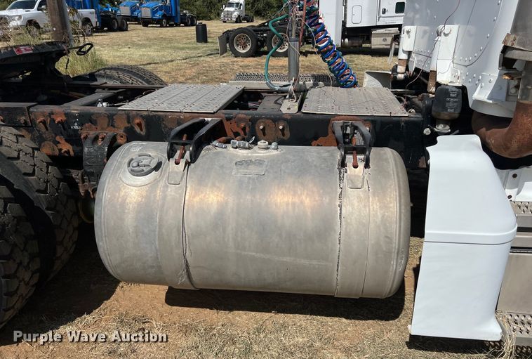 image for item EJ2932 1998 Peterbilt  377 semi truck