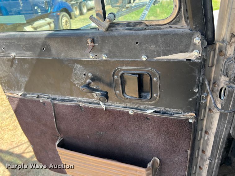 image for item EJ2932 1998 Peterbilt  377 semi truck