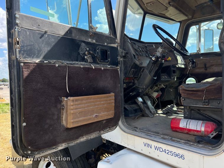 image for item EJ2932 1998 Peterbilt  377 semi truck