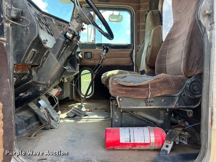 image for item EJ2932 1998 Peterbilt  377 semi truck