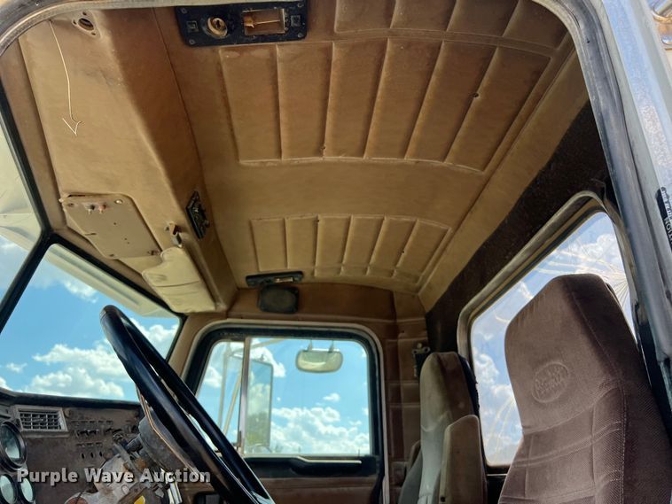 image for item EJ2932 1998 Peterbilt  377 semi truck