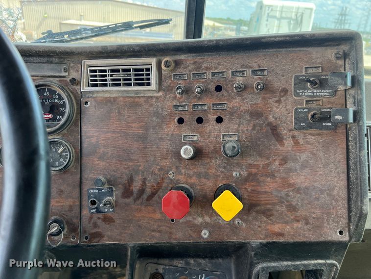 image for item EJ2932 1998 Peterbilt  377 semi truck