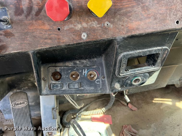 image for item EJ2932 1998 Peterbilt  377 semi truck