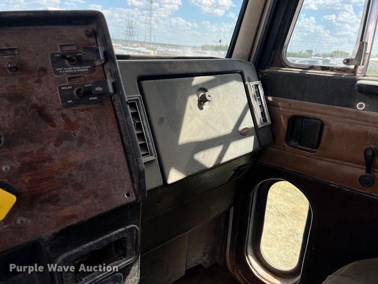 image for item EJ2932 1998 Peterbilt  377 semi truck