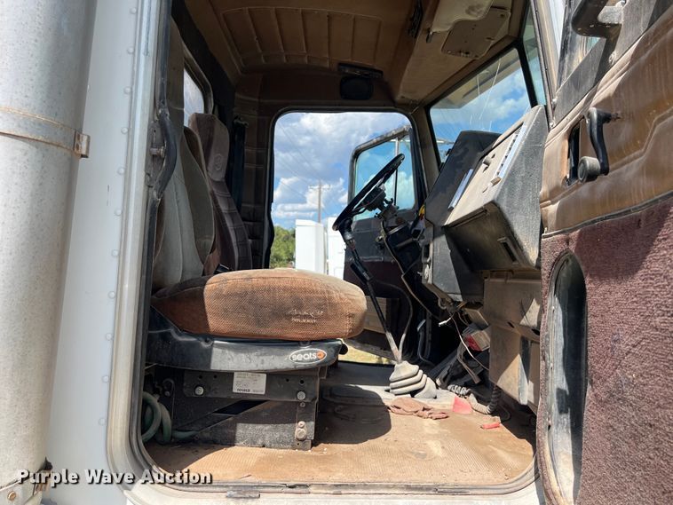 image for item EJ2932 1998 Peterbilt  377 semi truck