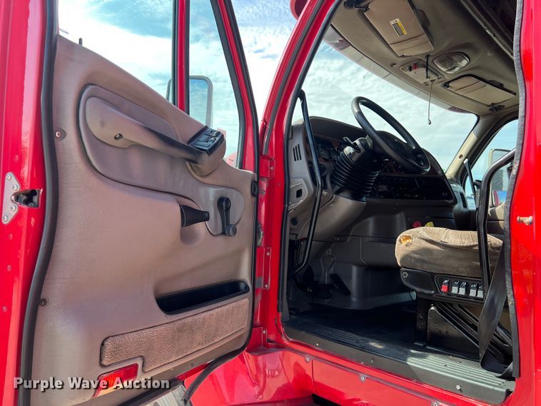 image for item EJ2935 2007 Peterbilt  387 semi truck