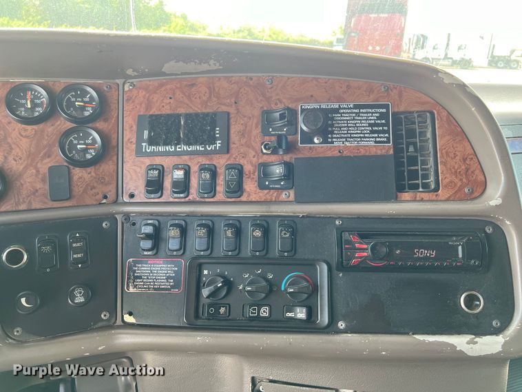 image for item EJ2935 2007 Peterbilt  387 semi truck