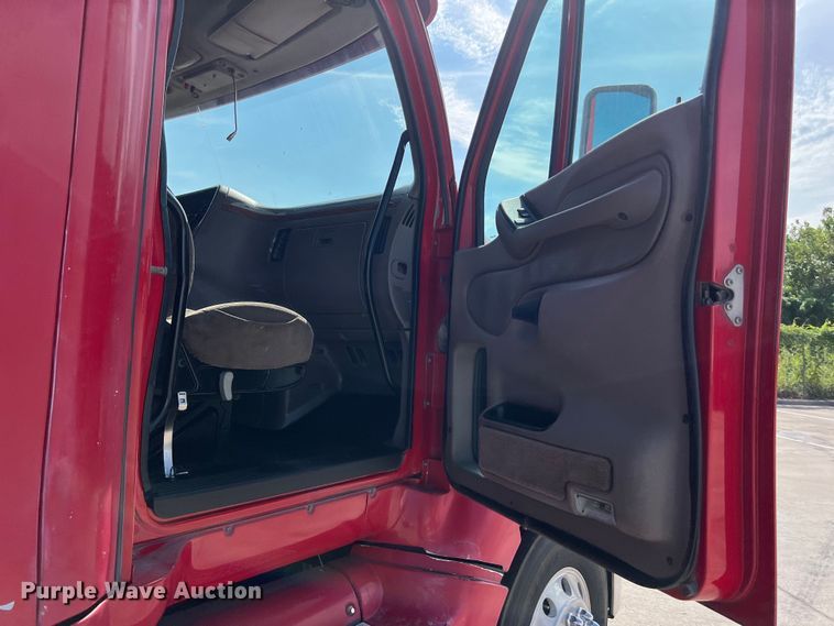 image for item EJ2935 2007 Peterbilt  387 semi truck