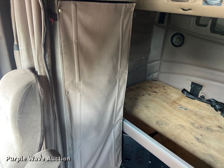 image for item EJ2935 2007 Peterbilt  387 semi truck