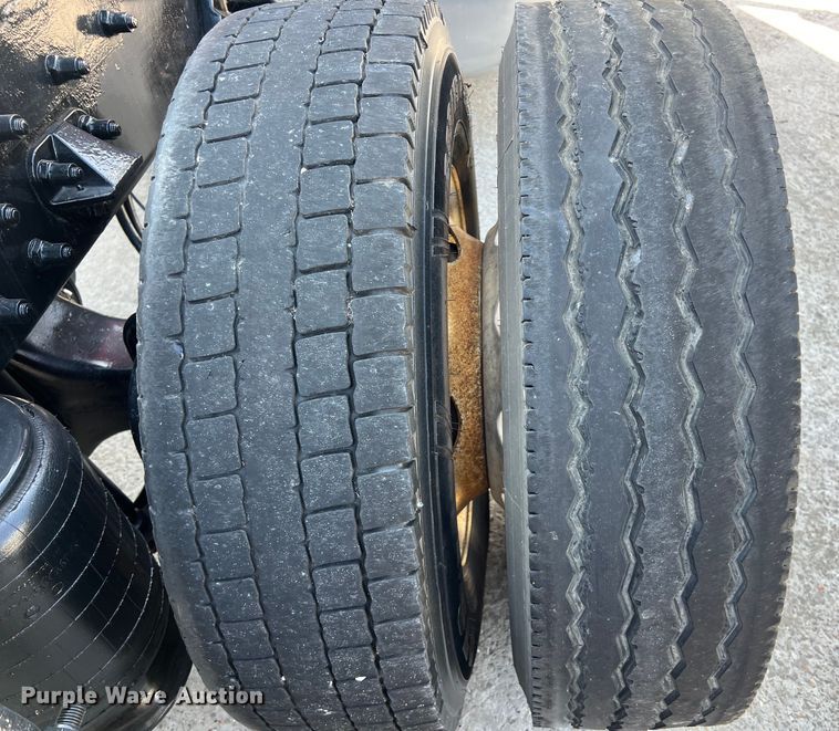 image for item EJ2935 2007 Peterbilt  387 semi truck