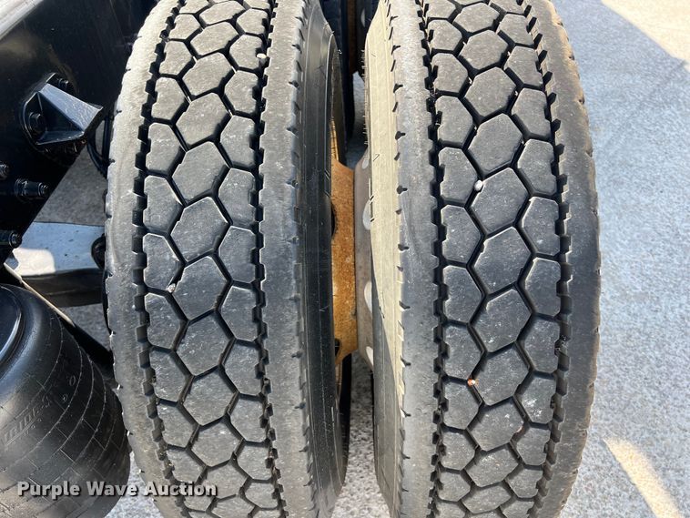 image for item EJ2935 2007 Peterbilt  387 semi truck