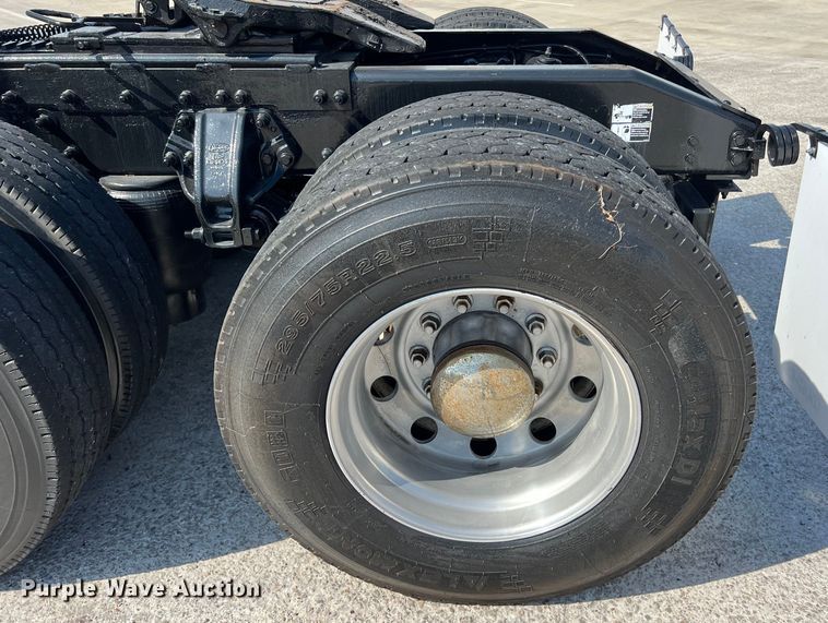 image for item EJ2935 2007 Peterbilt  387 semi truck