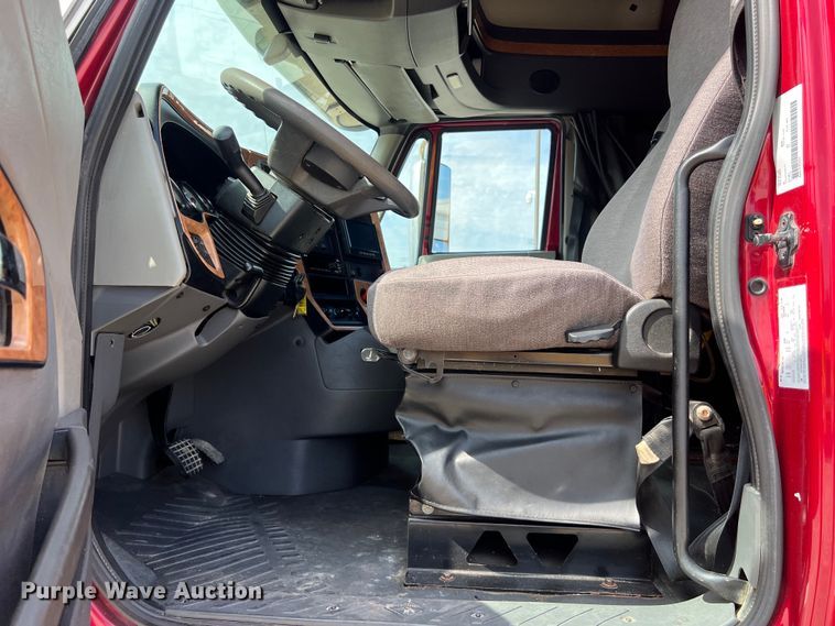 image for item EJ2937 2015 International  ProStar Plus 122 semi truck