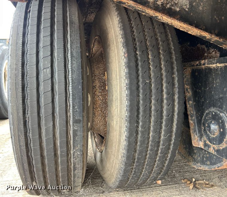 image for item EJ2939 1997 Fontaine THDFTT-5-4866AW drop deck trailer