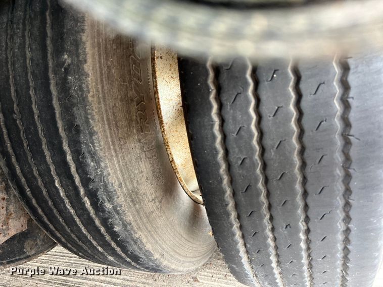 image for item EJ2939 1997 Fontaine THDFTT-5-4866AW drop deck trailer