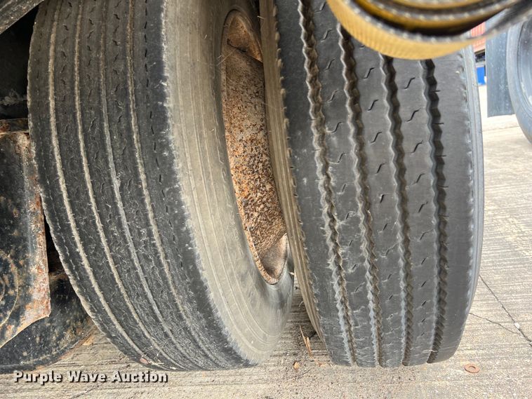 image for item EJ2939 1997 Fontaine THDFTT-5-4866AW drop deck trailer