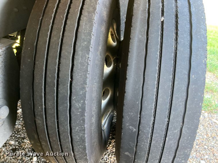 image for item EJ2945 2009 Wilson PSDCL-402 livestock trailer