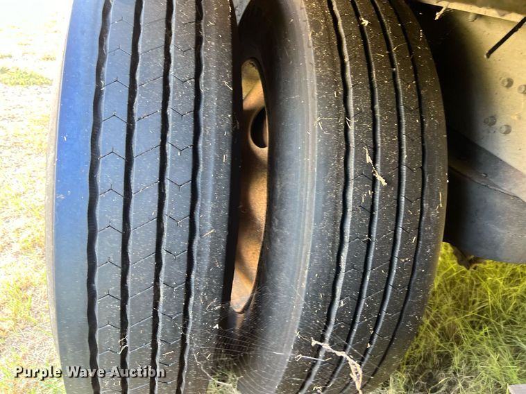 image for item EJ2946 2008 Wilson PSDCL-402 livestock trailer