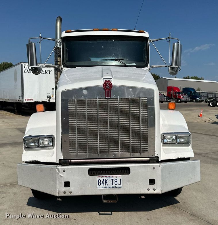 image for item EJ7223 2013 Kenworth  T800 semi truck