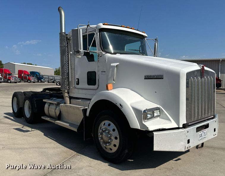 image for item EJ7223 2013 Kenworth  T800 semi truck