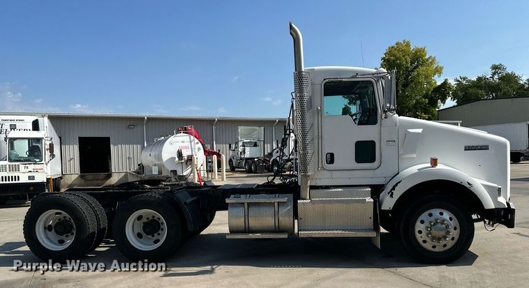 image for item EJ7223 2013 Kenworth  T800 semi truck