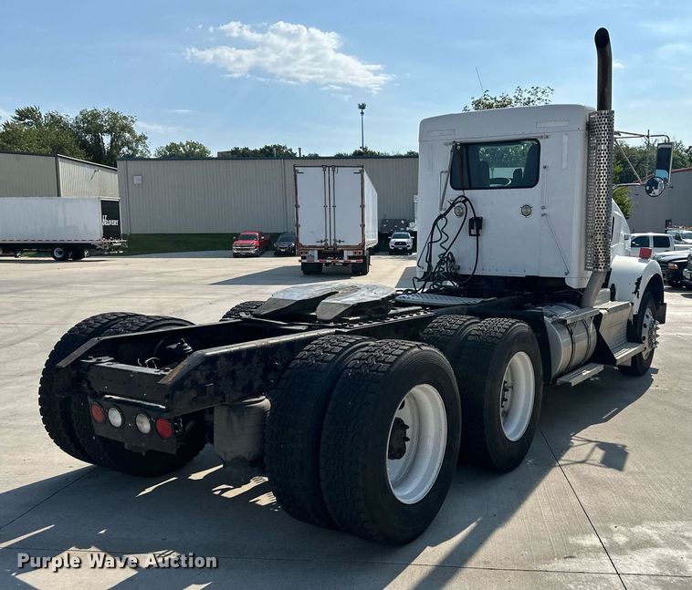 image for item EJ7223 2013 Kenworth  T800 semi truck