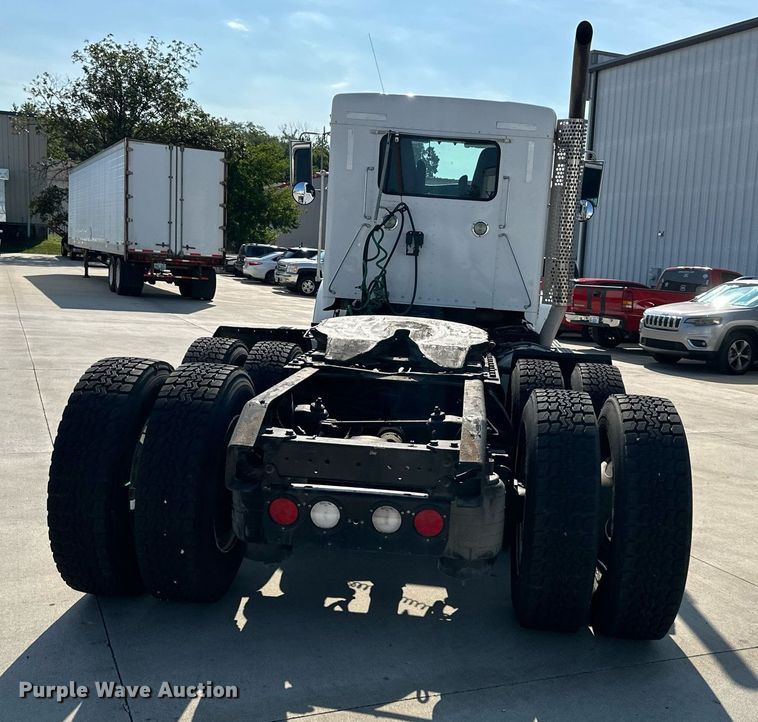 image for item EJ7223 2013 Kenworth  T800 semi truck