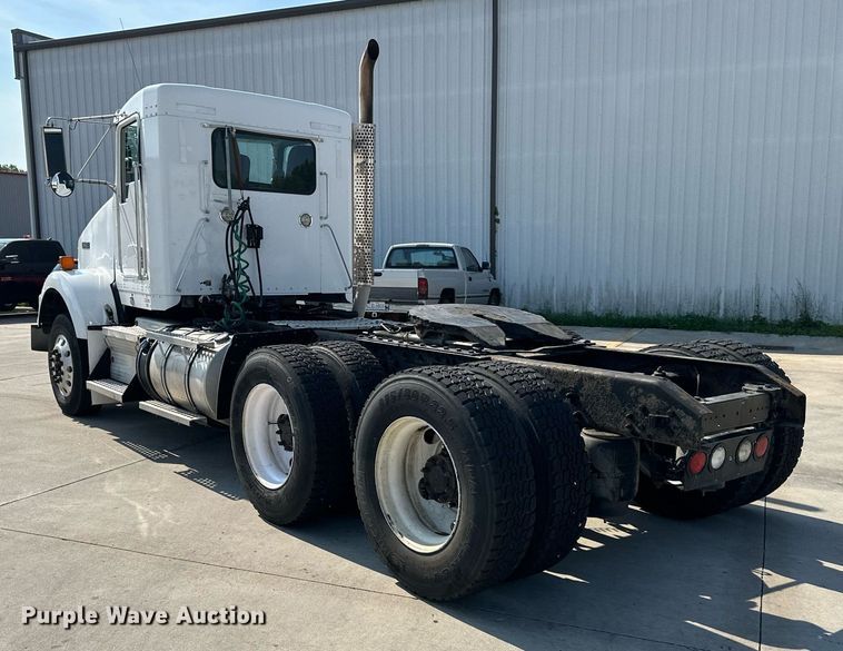 image for item EJ7223 2013 Kenworth  T800 semi truck