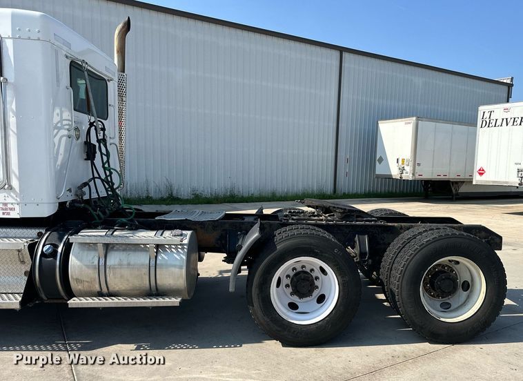 image for item EJ7223 2013 Kenworth  T800 semi truck