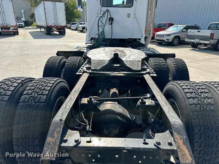 image for item EJ7223 2013 Kenworth  T800 semi truck