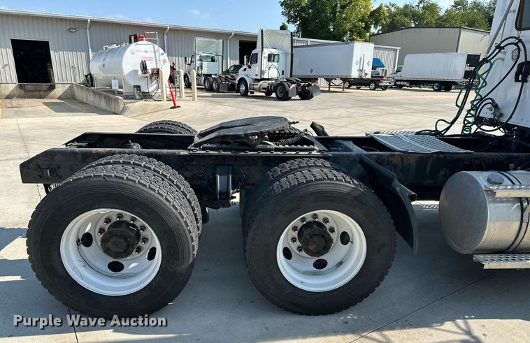 image for item EJ7223 2013 Kenworth  T800 semi truck