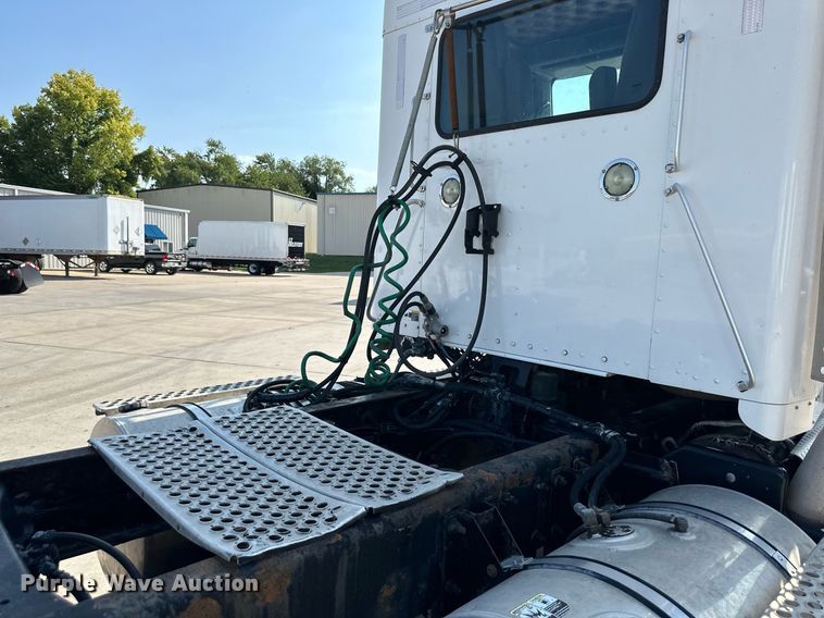 image for item EJ7223 2013 Kenworth  T800 semi truck