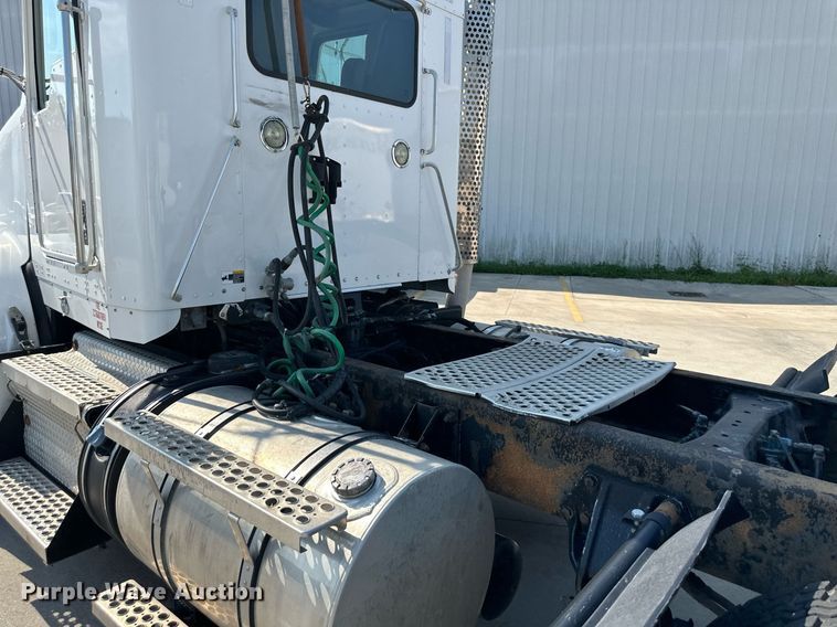 image for item EJ7223 2013 Kenworth  T800 semi truck