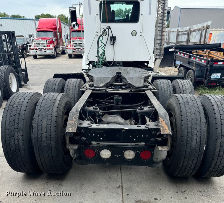 image for item EJ7223 2013 Kenworth  T800 semi truck