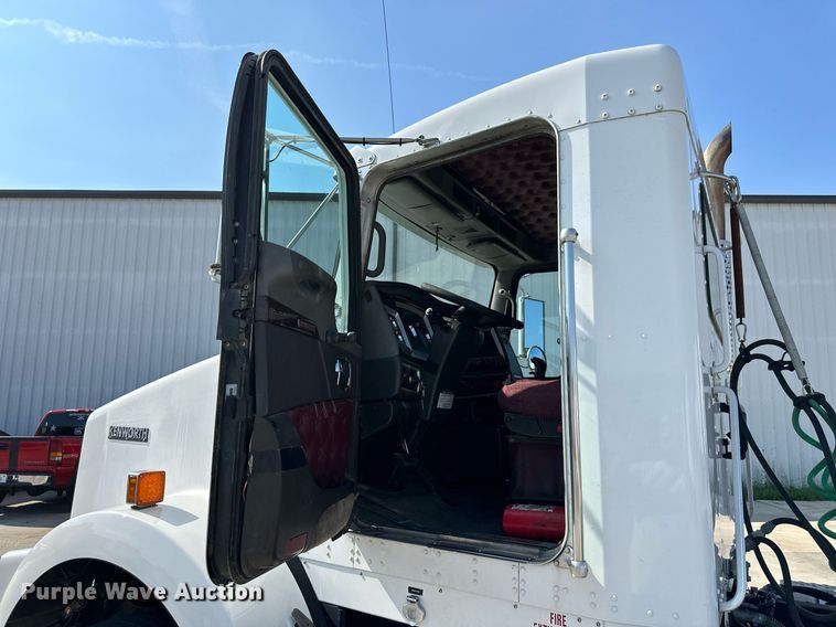 image for item EJ7223 2013 Kenworth  T800 semi truck