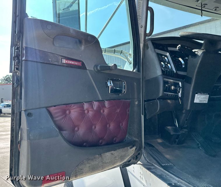 image for item EJ7223 2013 Kenworth  T800 semi truck