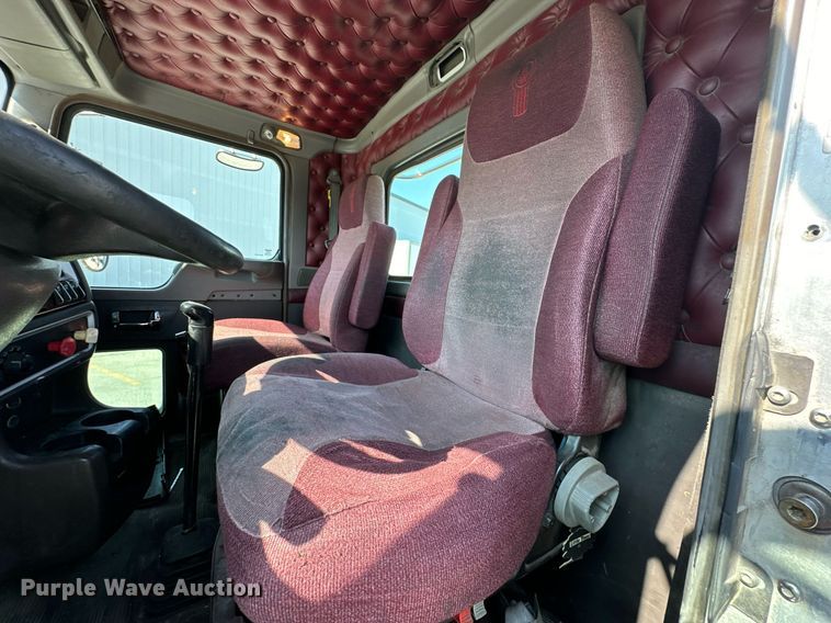 image for item EJ7223 2013 Kenworth  T800 semi truck