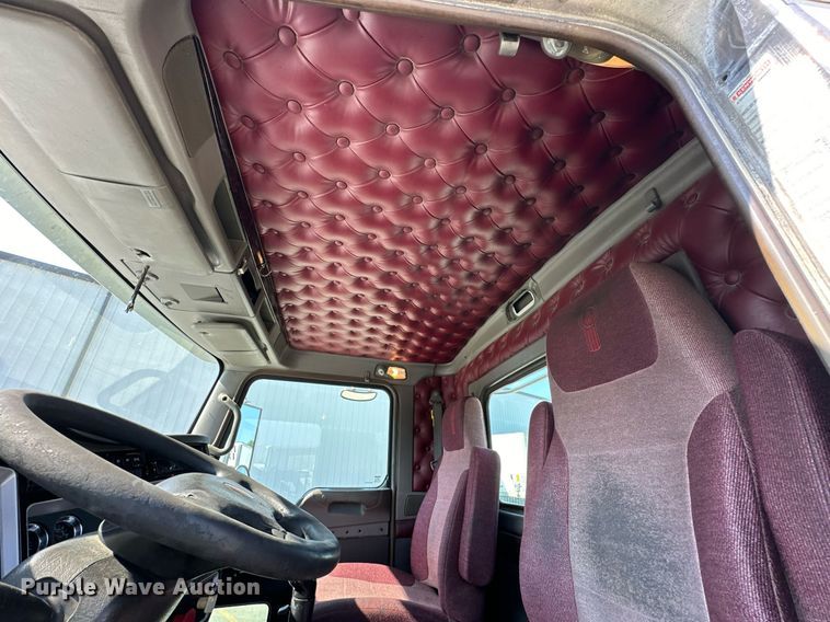 image for item EJ7223 2013 Kenworth  T800 semi truck