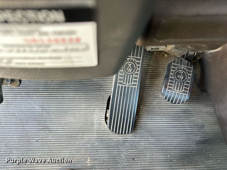 image for item EJ7223 2013 Kenworth  T800 semi truck