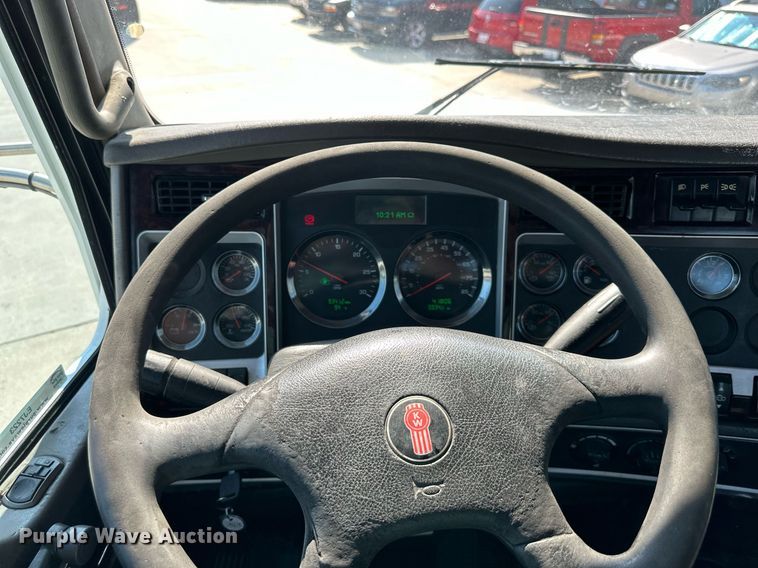 image for item EJ7223 2013 Kenworth  T800 semi truck