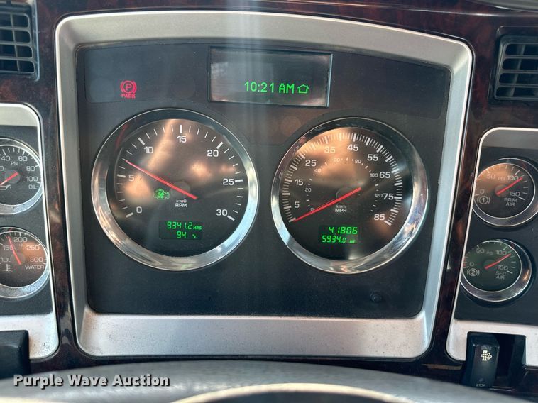 image for item EJ7223 2013 Kenworth  T800 semi truck