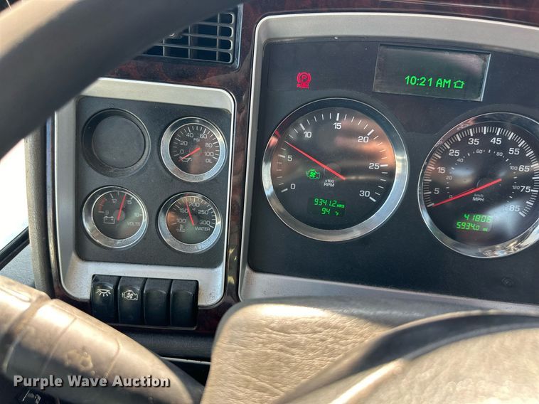 image for item EJ7223 2013 Kenworth  T800 semi truck