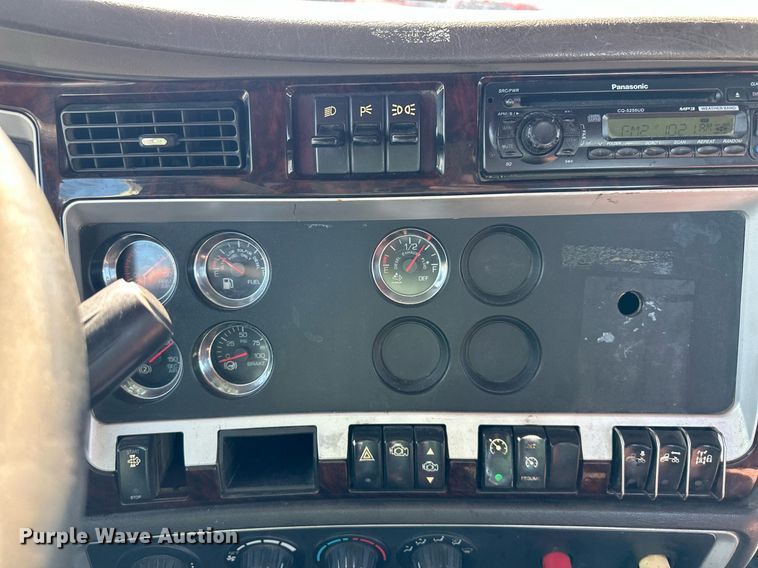 image for item EJ7223 2013 Kenworth  T800 semi truck