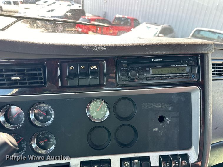 image for item EJ7223 2013 Kenworth  T800 semi truck