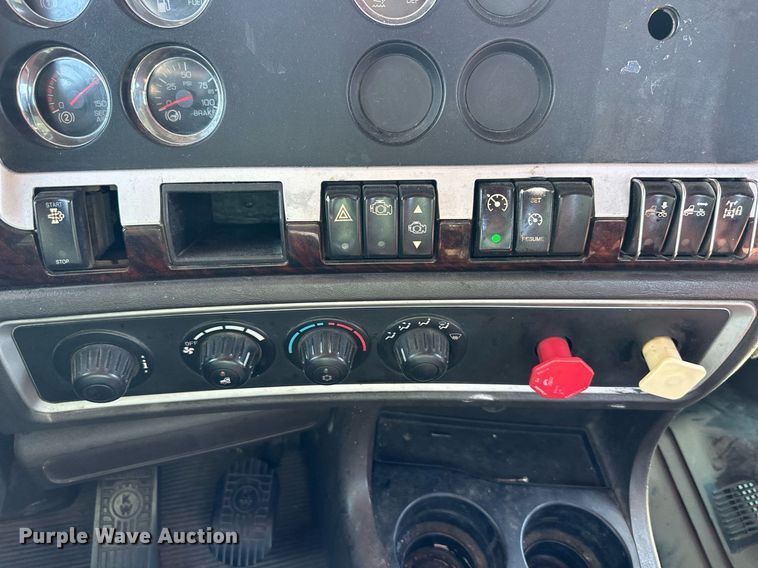 image for item EJ7223 2013 Kenworth  T800 semi truck